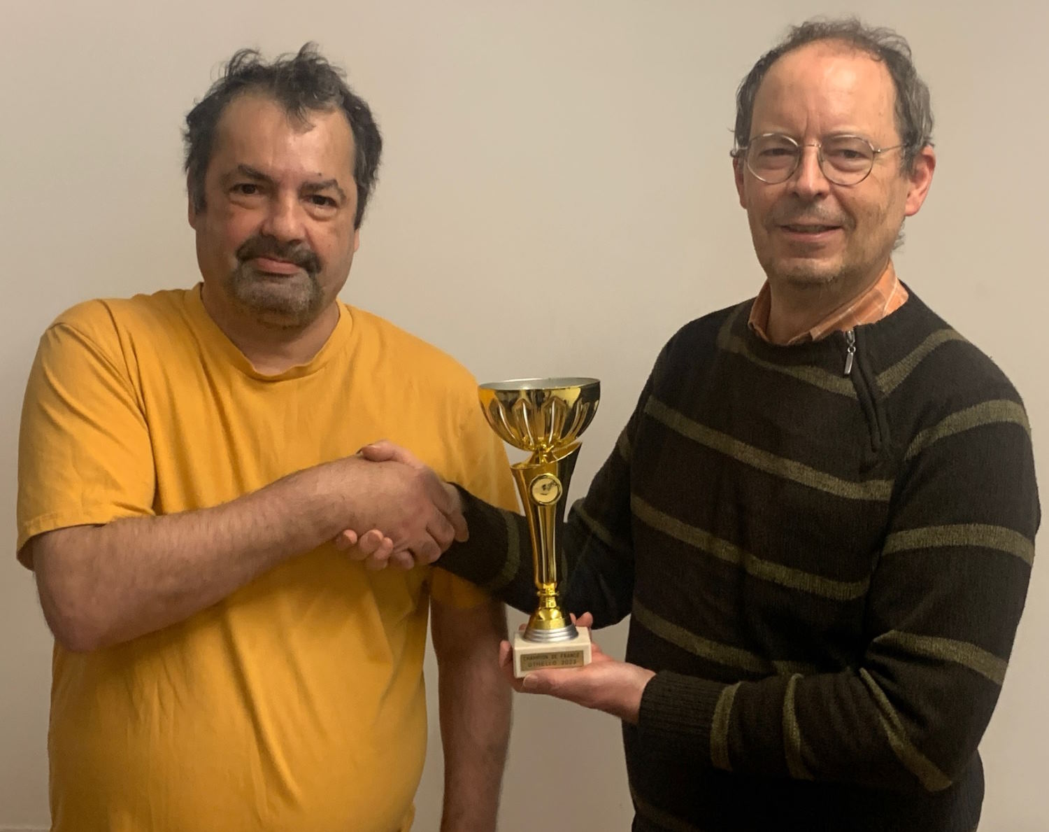 Michel Busuttil remet la coupe &agrave; Marc Tastet