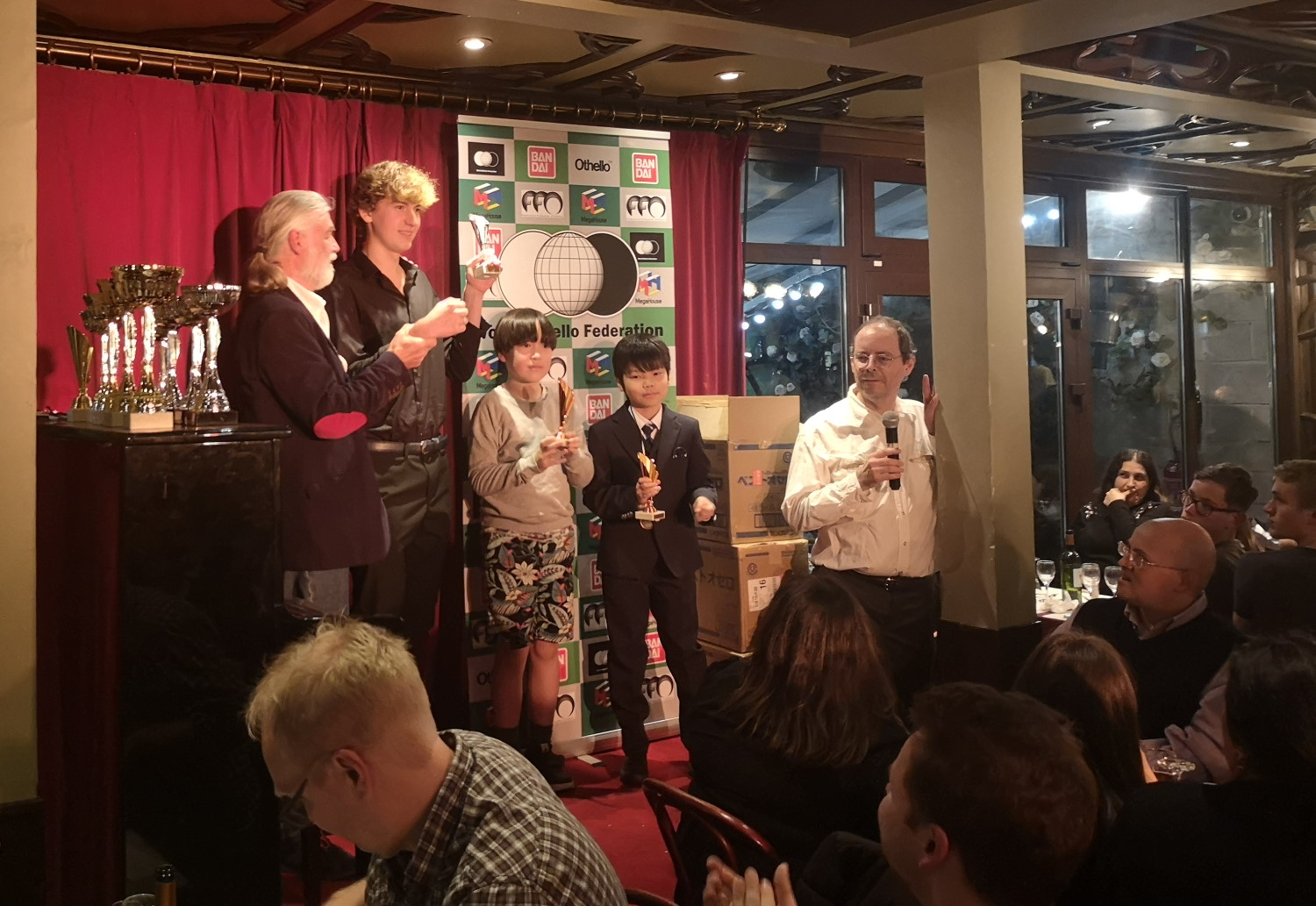 Les juniors re&ccedil;oivent leurs coupes